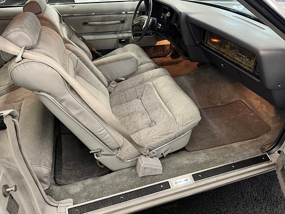 Lincoln Continental 24 of 27