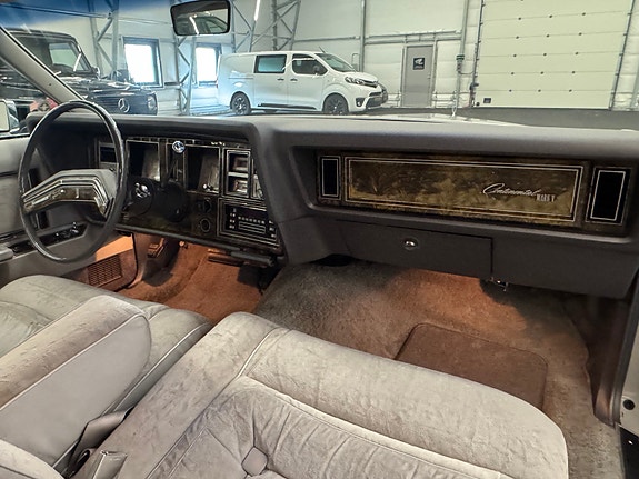 Lincoln Continental 26 of 27