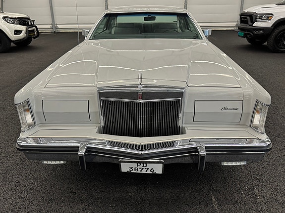 Lincoln Continental 2 of 5