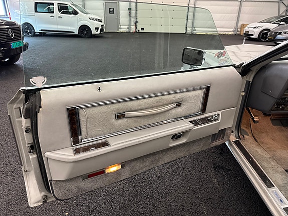 Lincoln Continental 21 of 27