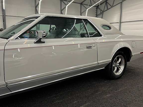 Lincoln Continental 4 of 5