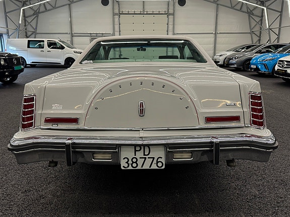 Lincoln Continental 7 of 27