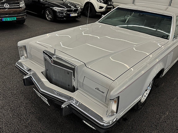 Lincoln Continental 13 of 27