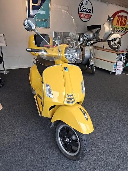 Vespa GTS 300 2 of 5