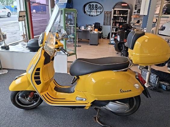 Vespa GTS 300 3 of 5