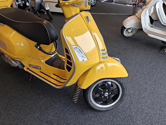 Vespa GTS 300 4 of 5