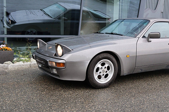 Porsche 944 4 of 5