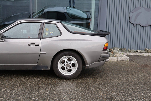 Porsche 944 3 of 5