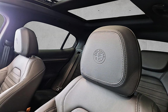 Alfa Romeo Stelvio Quadrifoglio 24 of 30