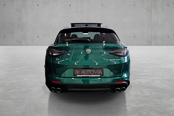 Alfa Romeo Stelvio Quadrifoglio 5 of 5
