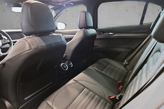 Alfa Romeo Stelvio Quadrifoglio 29 of 30