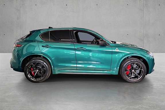 Alfa Romeo Stelvio Quadrifoglio 3 of 5