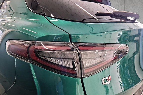 Alfa Romeo Stelvio Quadrifoglio 8 of 30