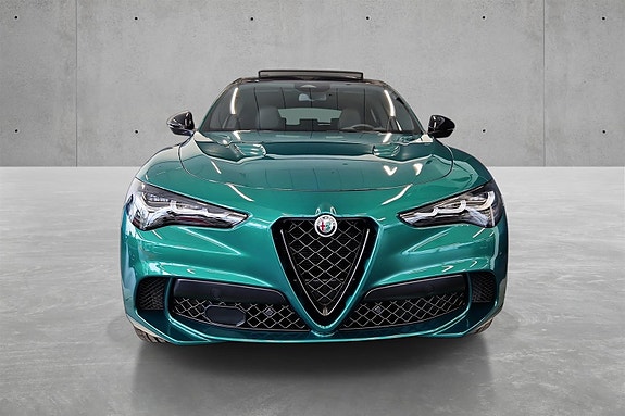 Alfa Romeo Stelvio Quadrifoglio 2 of 5