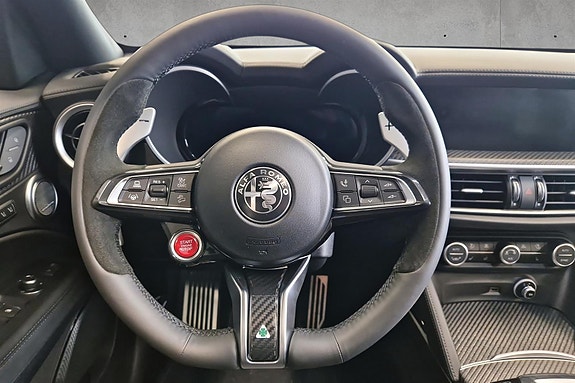 Alfa Romeo Stelvio Quadrifoglio 14 of 30