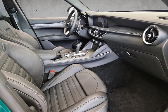 Alfa Romeo Stelvio Quadrifoglio 23 of 30