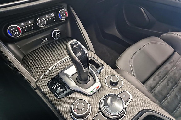 Alfa Romeo Stelvio Quadrifoglio 21 of 30