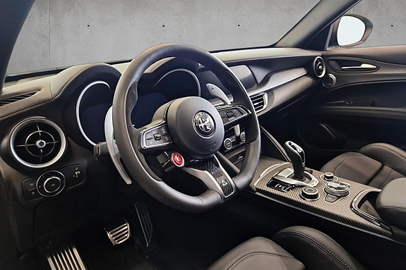 Alfa Romeo Stelvio Quadrifoglio 17 of 30