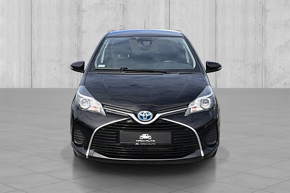 Toyota Yaris 2 of 5