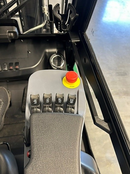 EP EFL353  NY Elektrisk truck med lithium batteri. 4,8 M løfte høyde med fri løft mast, sideskift og spreder. Godt utstyrt! LAGERVARE! 4 of 5