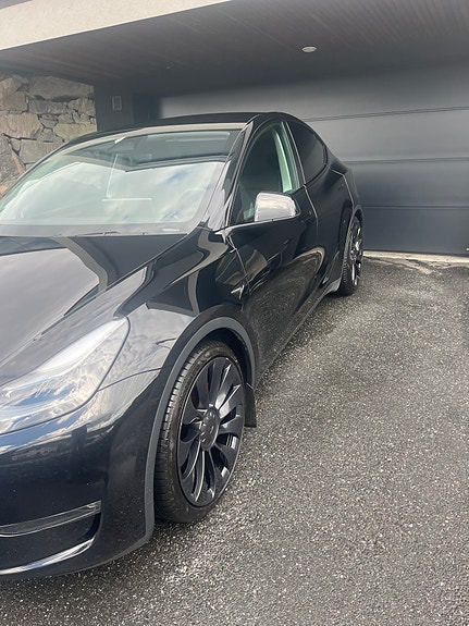 Tesla Model Y 3 of 18