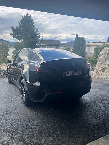 Tesla Model Y 8 of 18