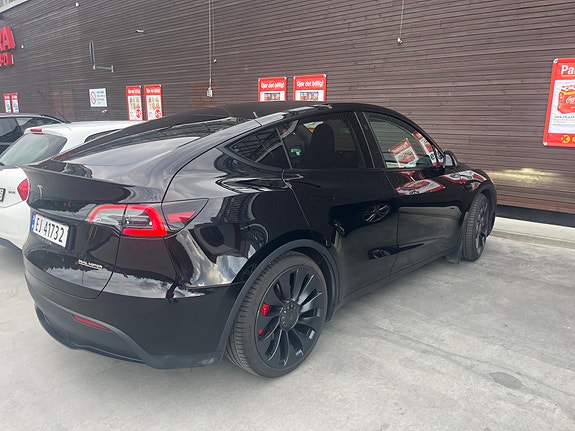 Tesla Model Y 10 of 18