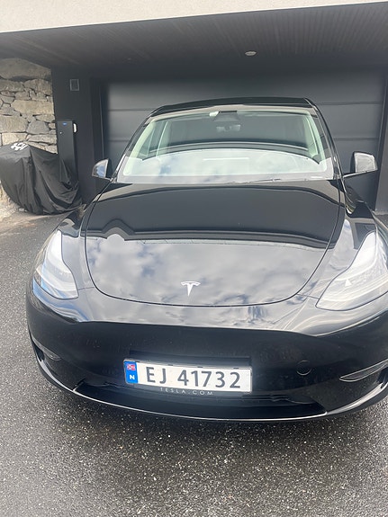Tesla Model Y 2 of 18