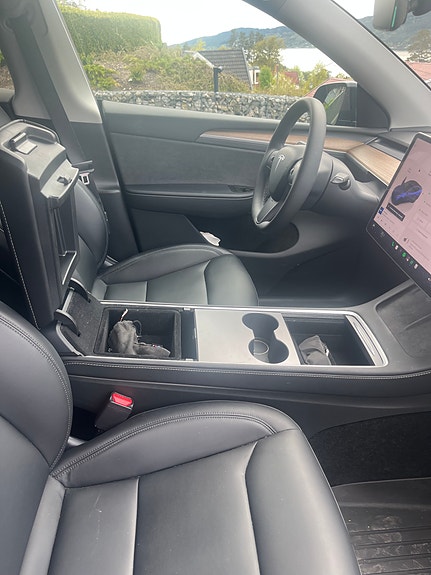 Tesla Model Y 13 of 18