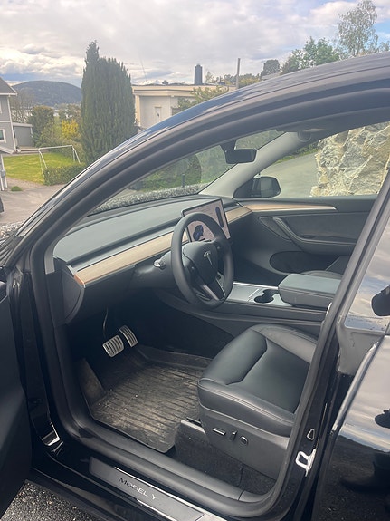Tesla Model Y 14 of 18