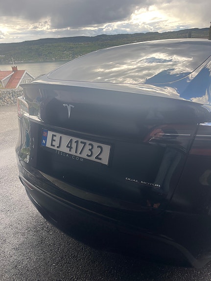Tesla Model Y 7 of 18