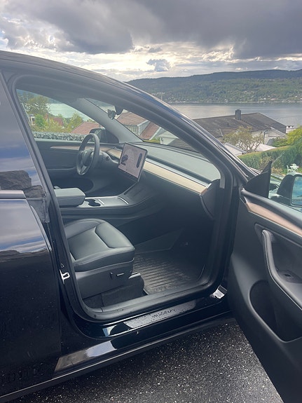 Tesla Model Y 11 of 18