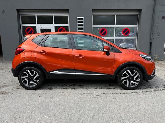 Renault Captur 3 of 5