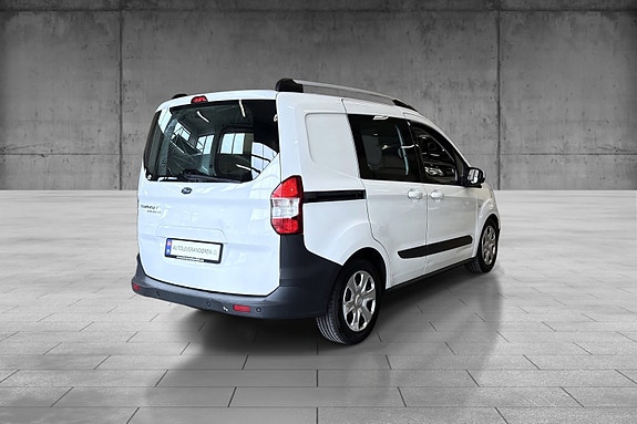 Ford Transit Courier 5 of 5