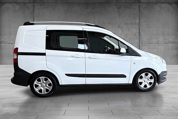 Ford Transit Courier 4 of 5