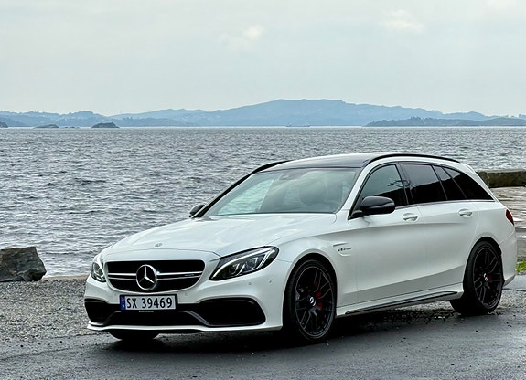 Mercedes-Benz C63 2 of 5