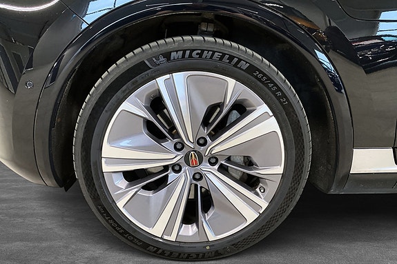 Store felger og solid SUV-design gir både stabilitet og eksklusivt preg.