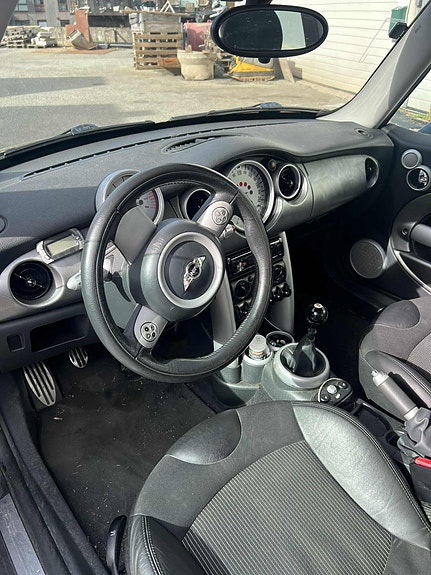 MINI Cooper S 4 of 5