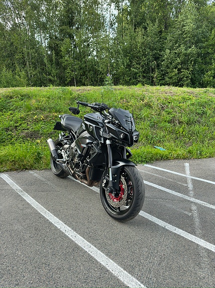 Yamaha MT-10 2 of 8