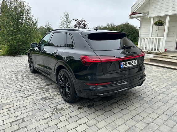 Audi e-tron 4 of 5