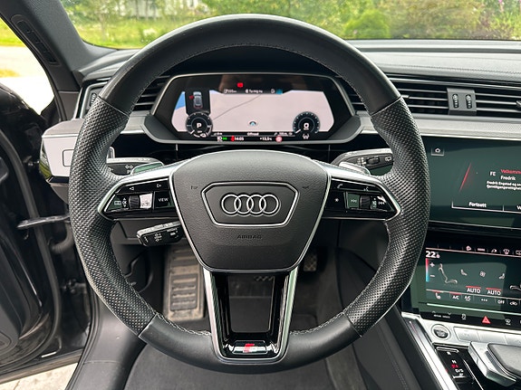 Audi e-tron 14 of 30