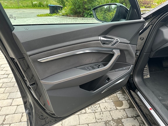 Audi e-tron 10 of 30