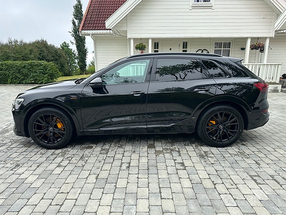 Audi e-tron 3 of 5