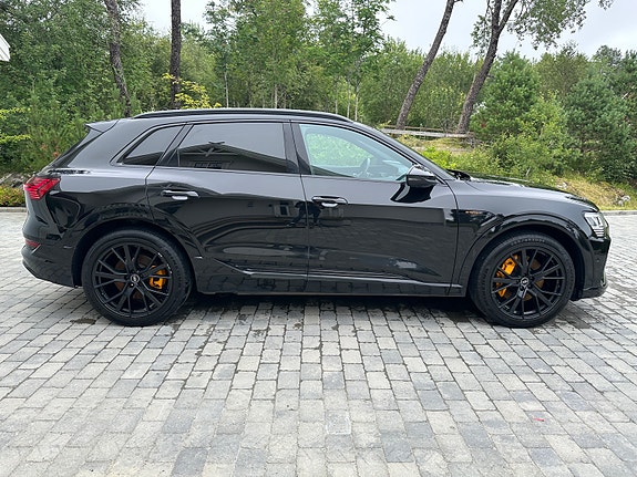 Audi e-tron 7 of 30