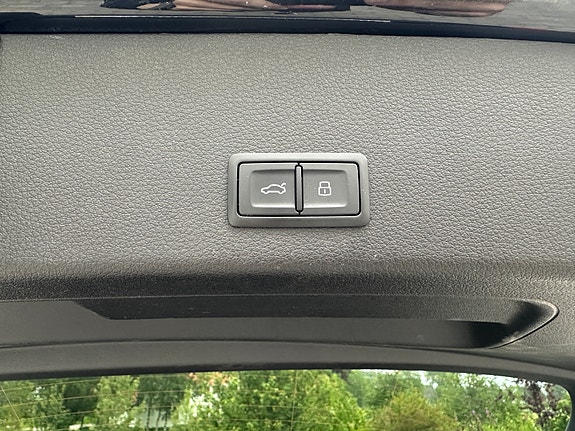 Audi e-tron 30 of 30