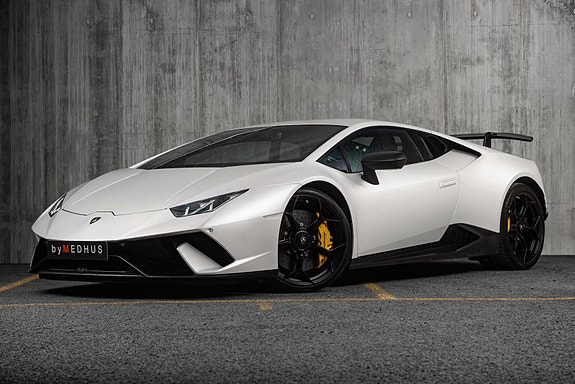 Lamborghini Huracan 2 of 5