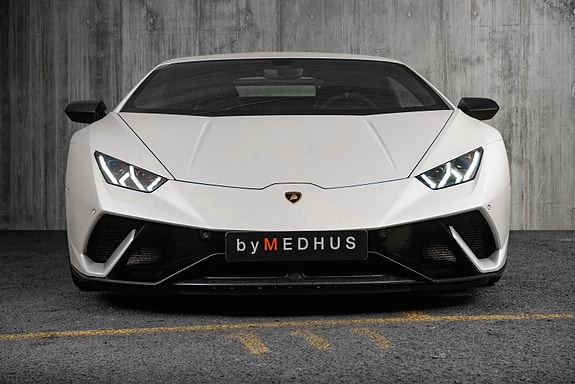 Lamborghini Huracan 3 of 5