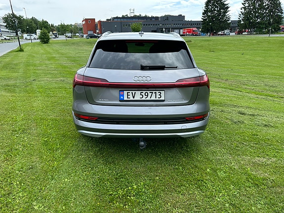 Audi e-tron 4 of 5