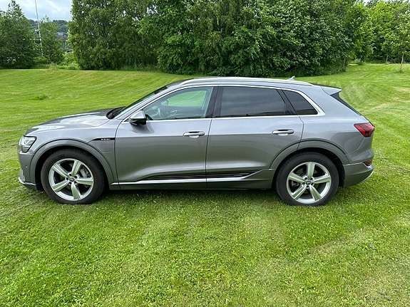 Audi e-tron 2 of 5