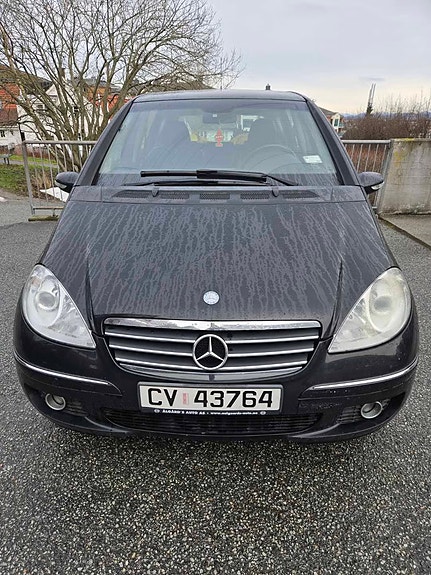 Mercedes-Benz A180 2 of 5